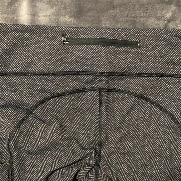 Lululemon Capri leggings with pockets. Size 8 - Picture 3 of 4